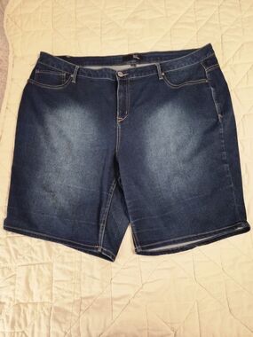 1822 'Butter' Denim- Bermuda Shorts- Size 24 W